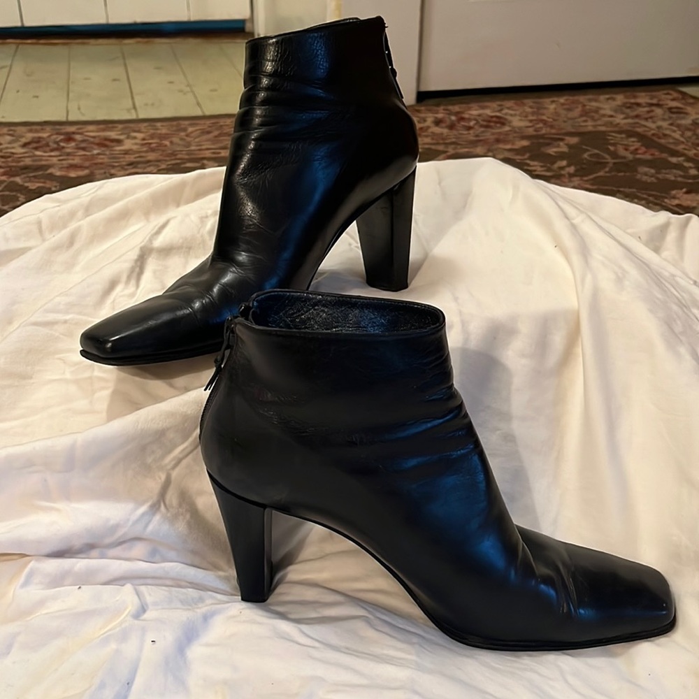 Stuart Weitzman Black Leather heeled Ankle boots. Made in Spain. Size 8B